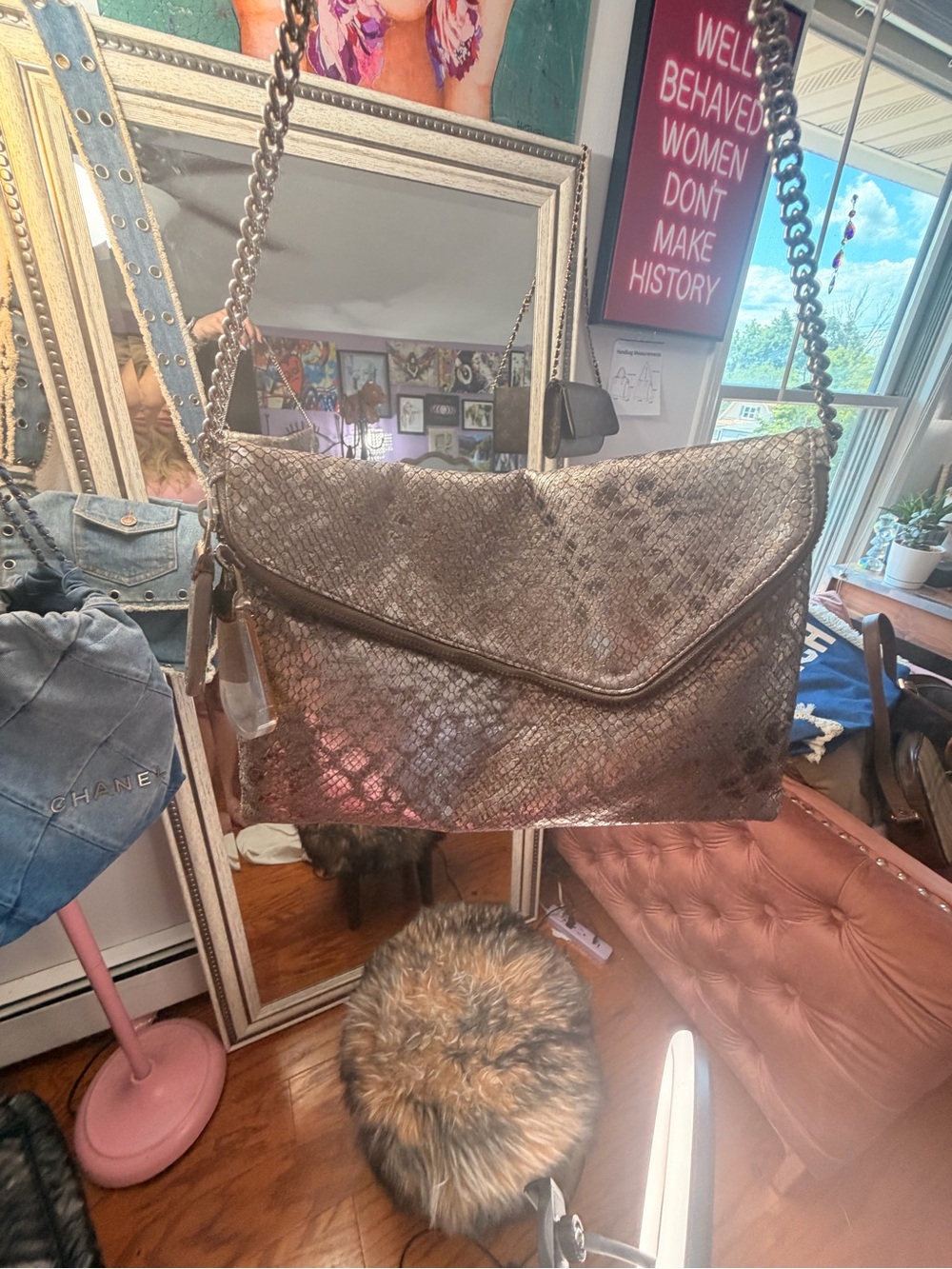 HENRI BENDEL DEBUTANT SLIM BAG.
Mirror attached girl walking dog